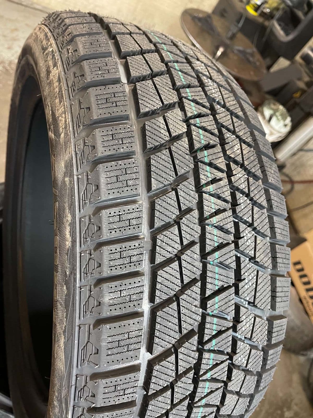 Close-up of the Kapsen RW501 tread: blocks cut with many fine sipes that grip snow and ice